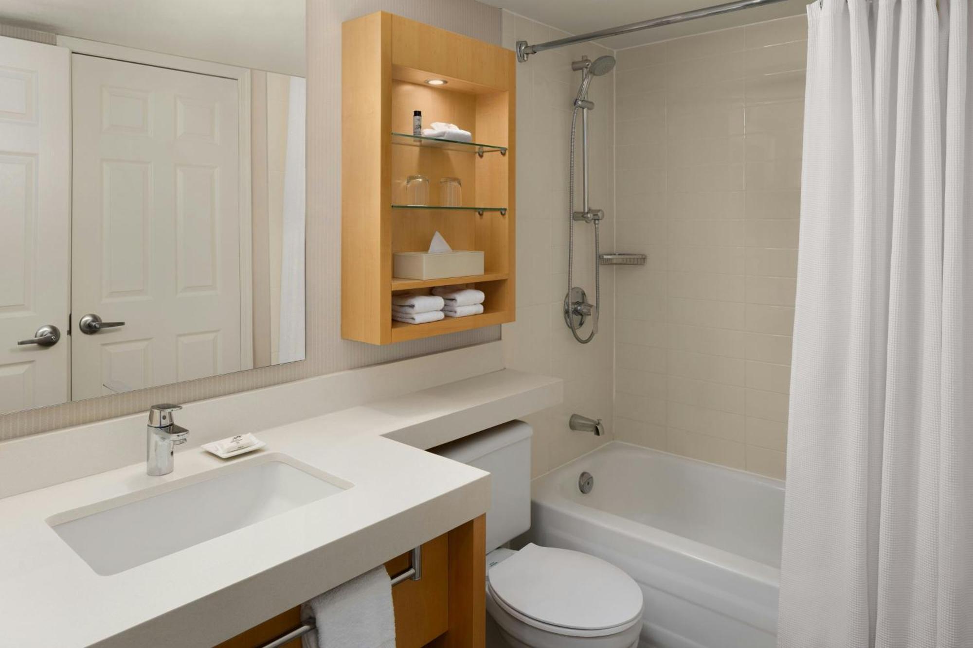 2 Bedroom Suite Kitchen Fireplace Balcony,1635080728:JPEG
